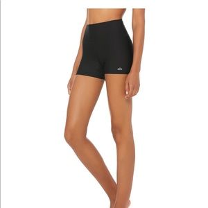 NWOT Alo Yoga high waist yoga short